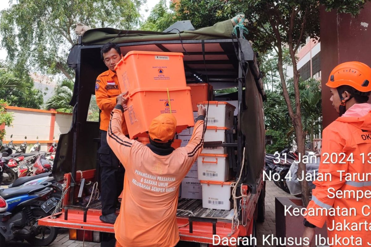 BPBD Jakarta distribusikan bantuan logistik ke korban banjir di Jakut