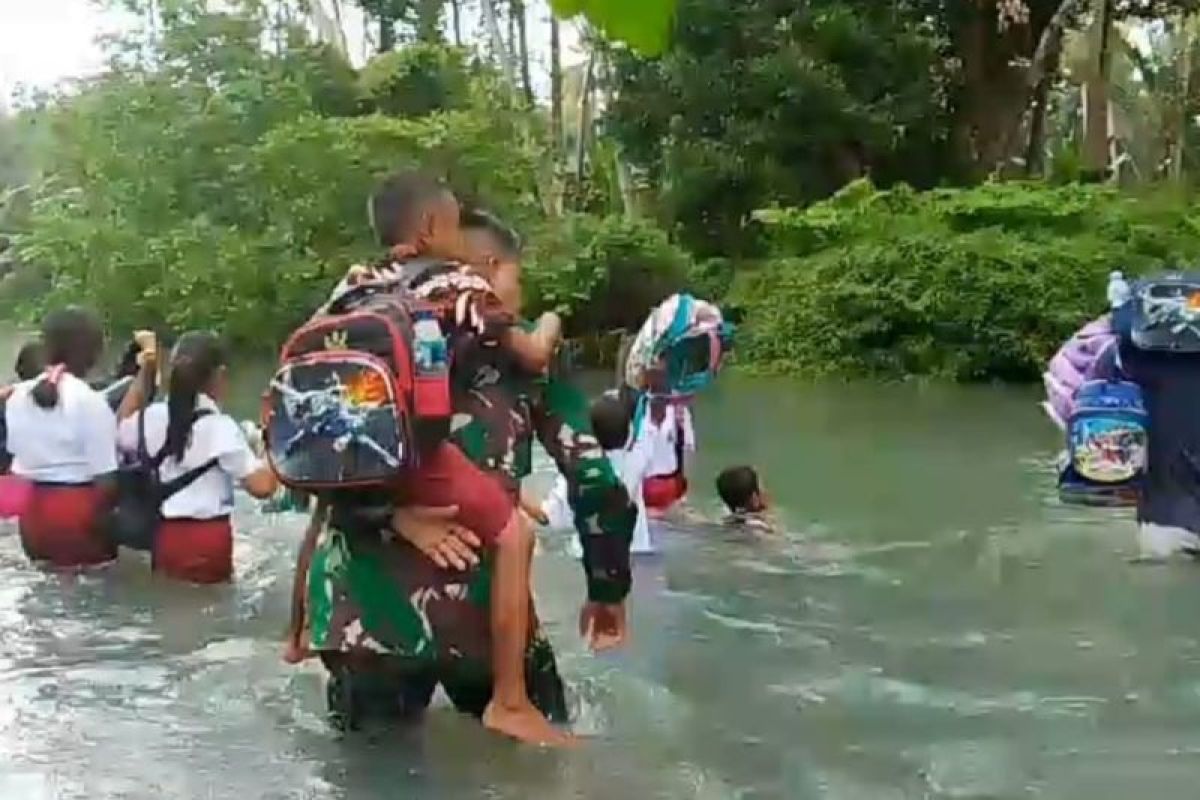 Para siswa di Todowongi Jailolo nekat menyeberangi sungai ke sekolah
