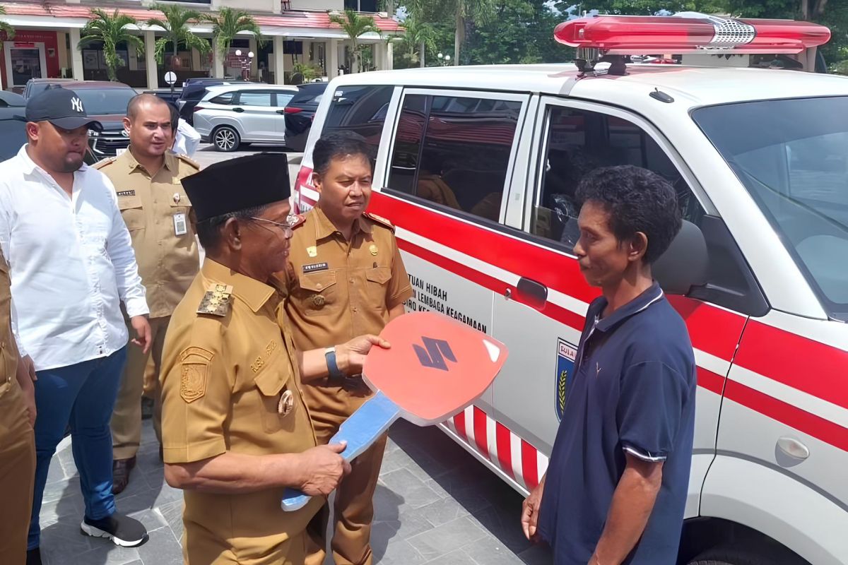 Pemprov-Sulteng serahkan delapan ambulans untuk yayasan keagamaan