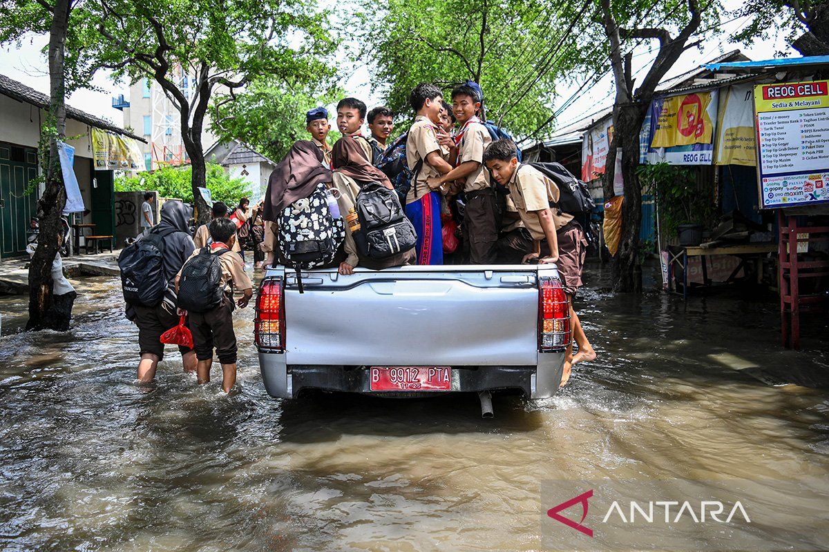 Sejumlah warga mengungsi di tiga lokasi akibat banjir di Jakarta