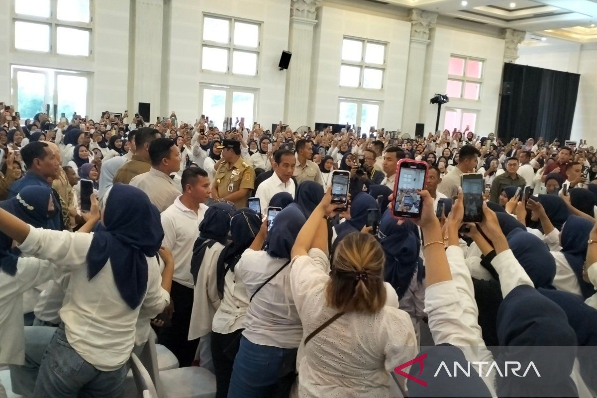 Saat Presiden Jokowi sapa ratusan nasabah Mekaar PNM di Klaten