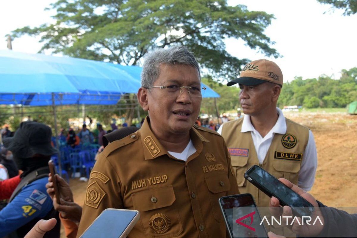 Pj Walikota apresiasi petugas kebersihan DLHK Kota Kendari