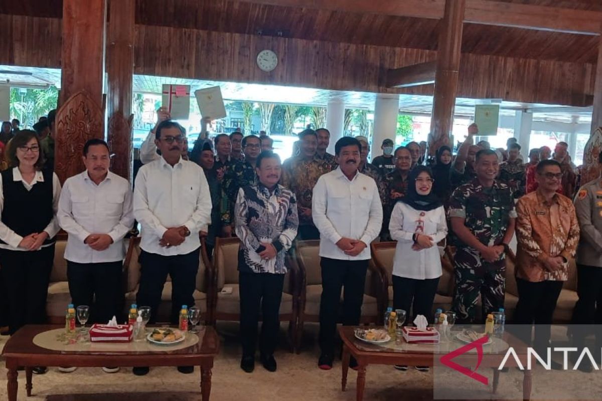 Menteri ATR/BPN serahkan ratusan sertifikat tanah di Kabupaten Kediri