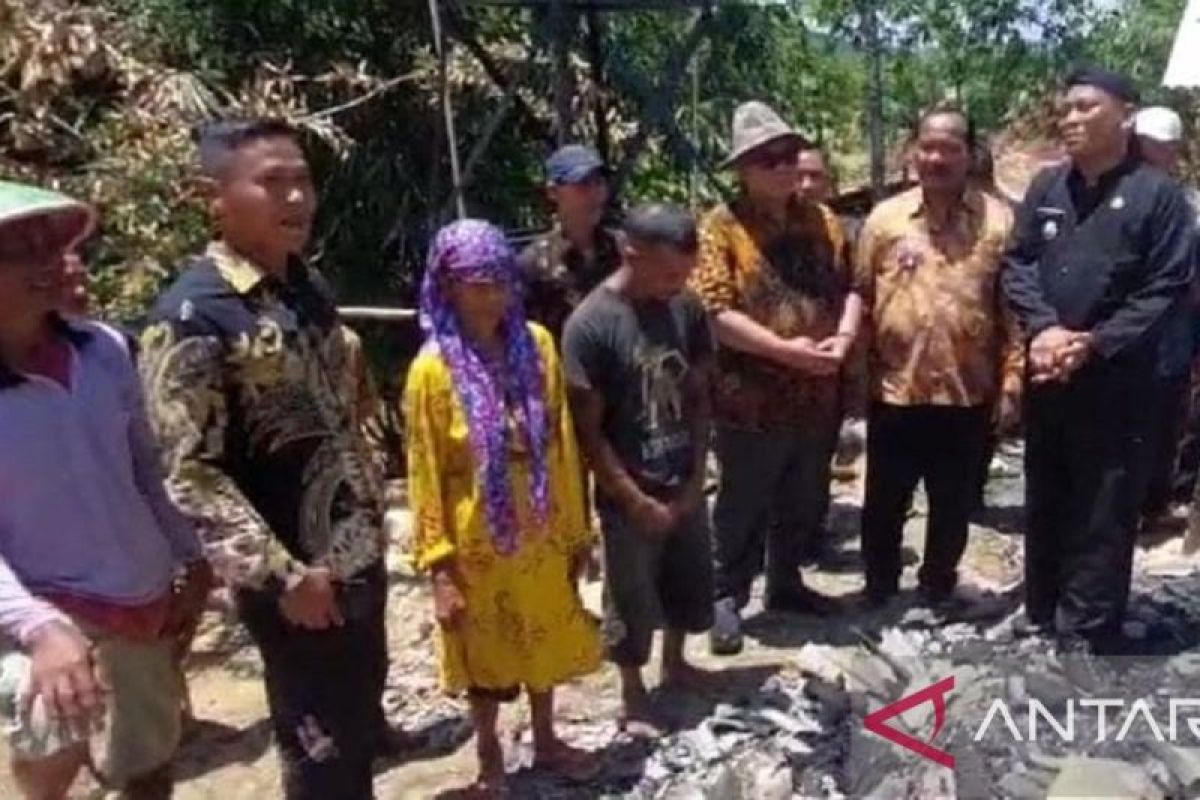 Bupati Sukabumi salurkan bantuan pembangunan kembali rumah korban kebakaran