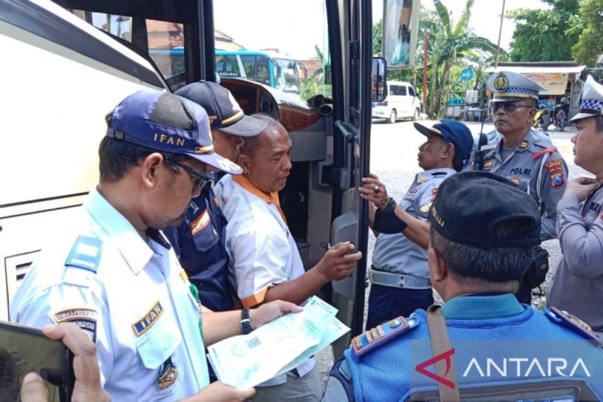 Petugas gabungan razia kelayakan bus pariwisata di Bangkalan
