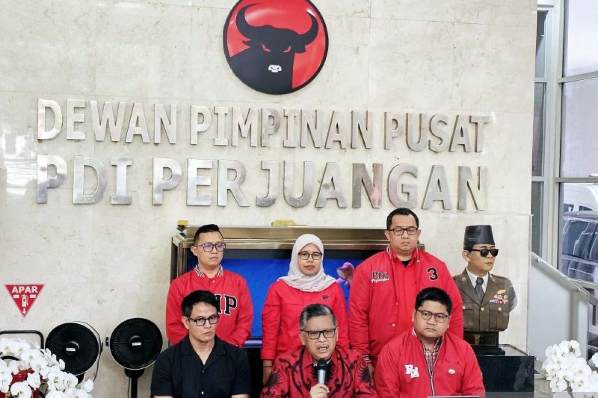 Hasto kesal bendera PDIP diturunkan saat ada kunjungan Jokowi