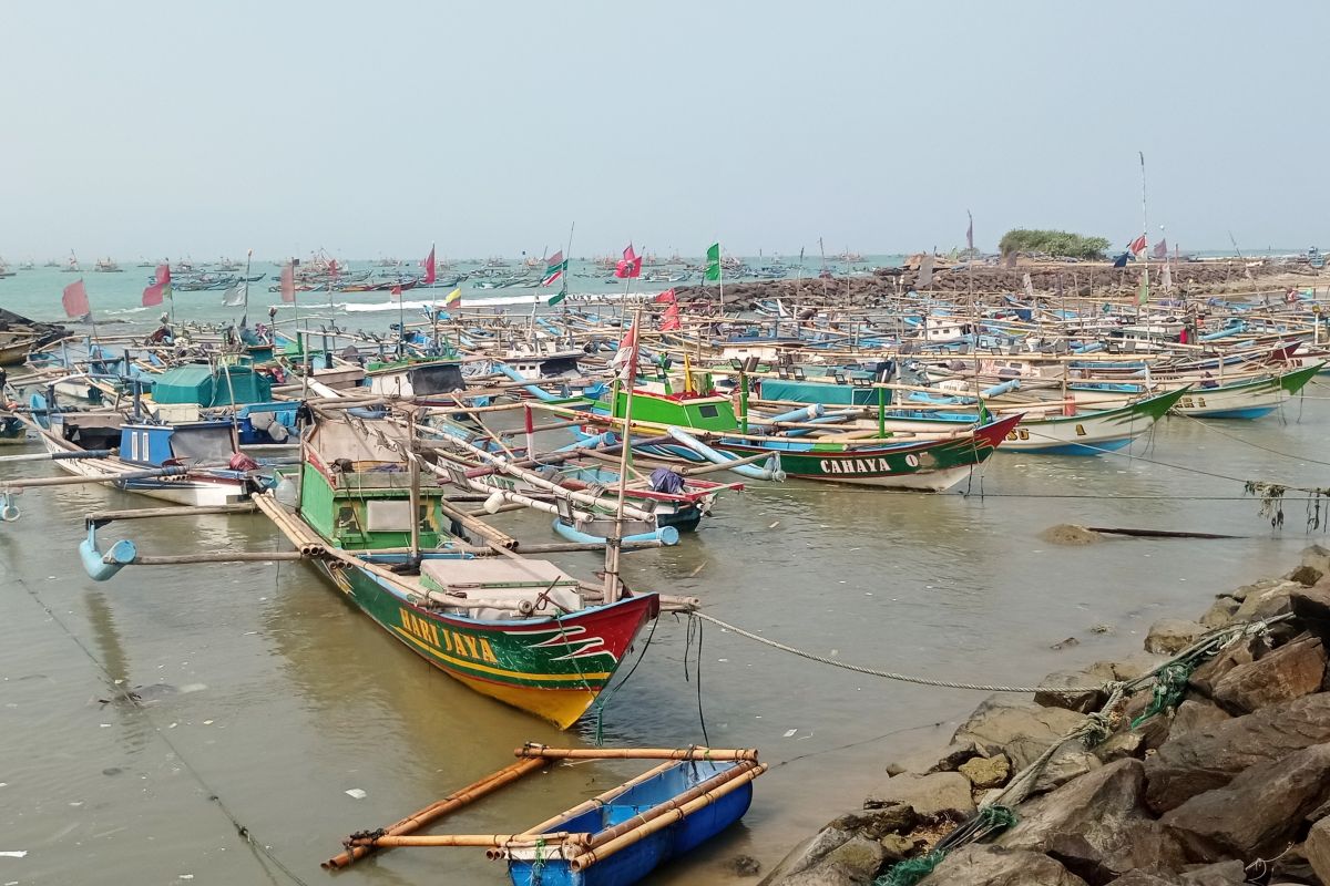 Nelayan pesisir Banten tak melaut akibat gelombang tinggi