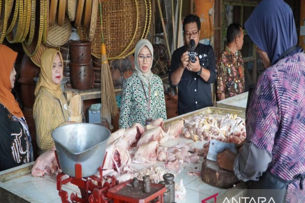 Dinas Perdagangan Kulon Progo diharap menunda kenaikan retribusi pasar