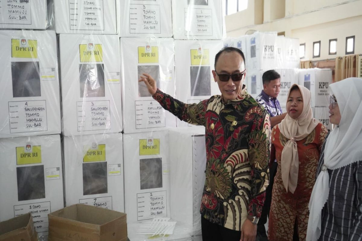 Pj Gubernur Sulbar pantau kesiapan distribusi logistik pemilu di KPU Mamuju