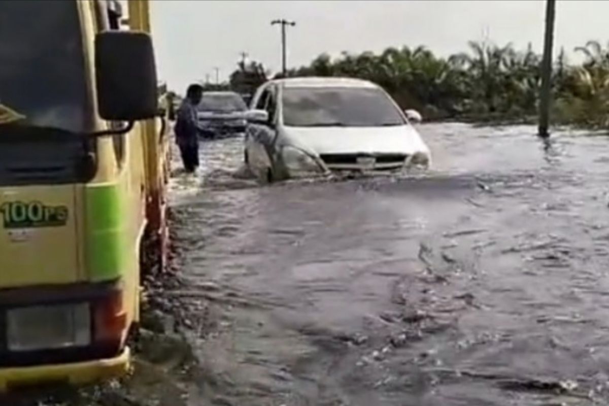 Banjir di Jalan Lintas Timur Sumatera di Pelalawan kembali meningkat