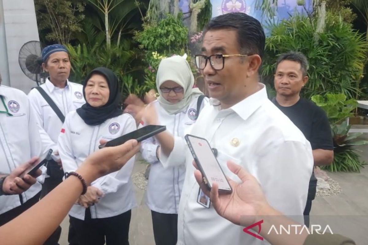 Pj Gubernur Kaltim tantang  pengurus anggrek edukasi siswa sekolah