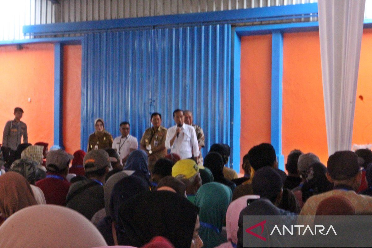 Jokowi distributes rice aid to thousand beneficiaries in Central Java