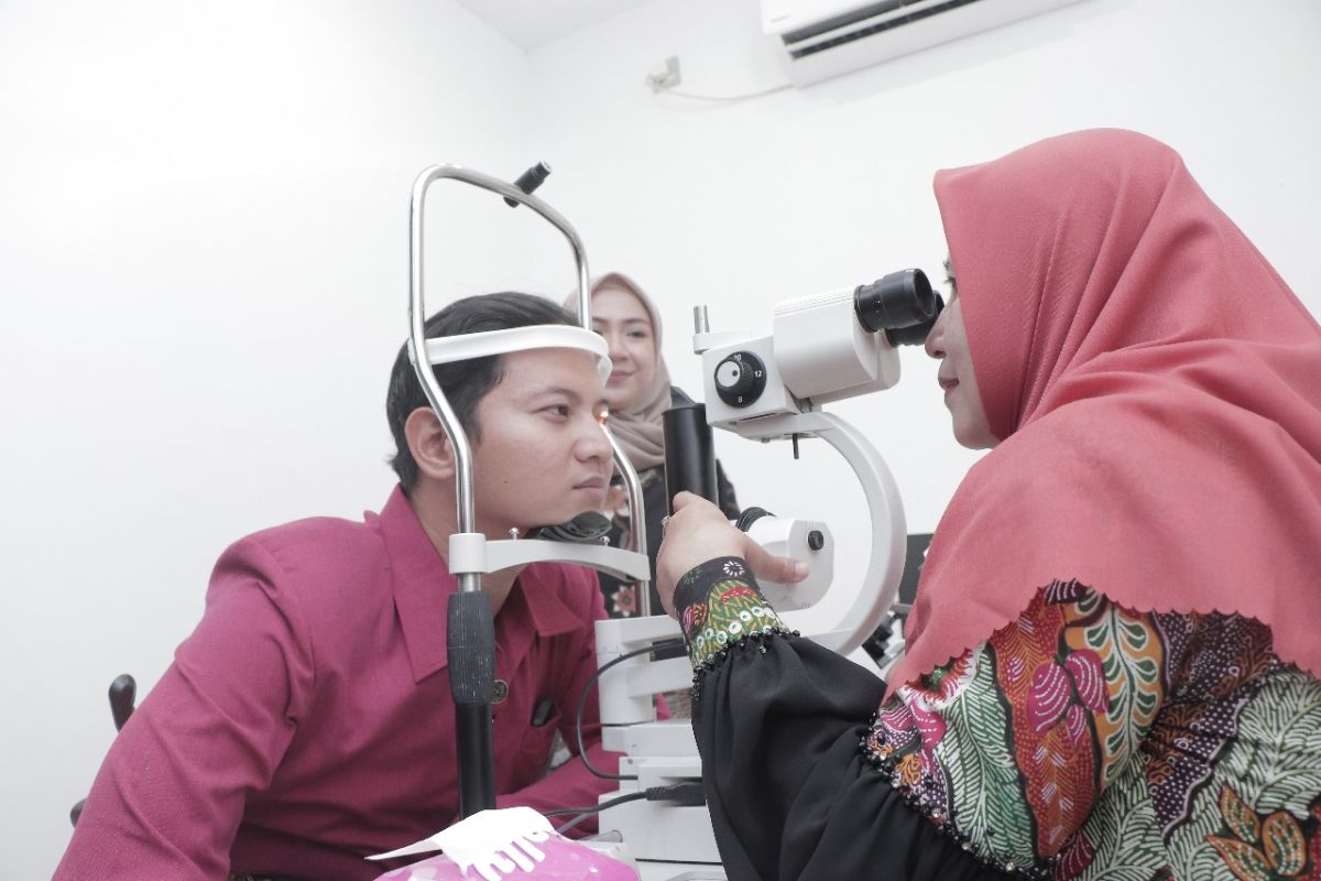 Eyelink Foundation-Klinik Mata KMU gelar operasi katarak gratis di Trenggalek