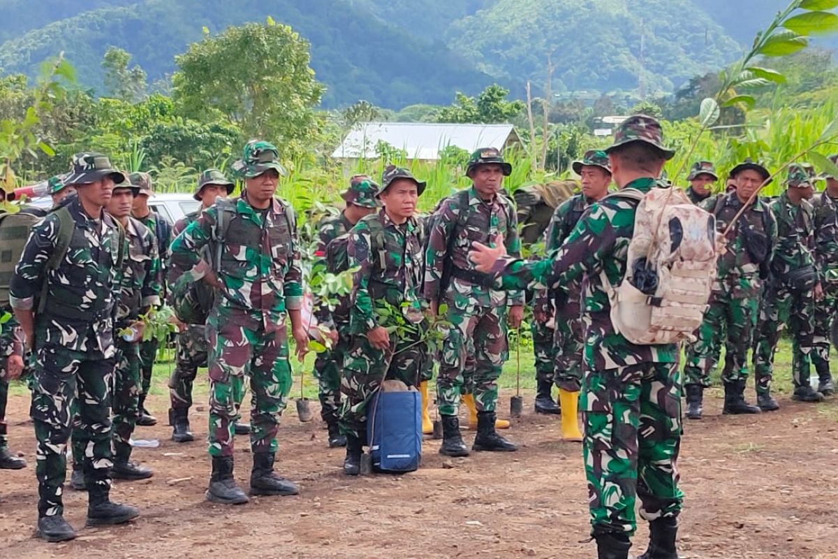 Ratusan personel TNI, Polri dan ASN hijaukan kawasan Gunung Rinjani