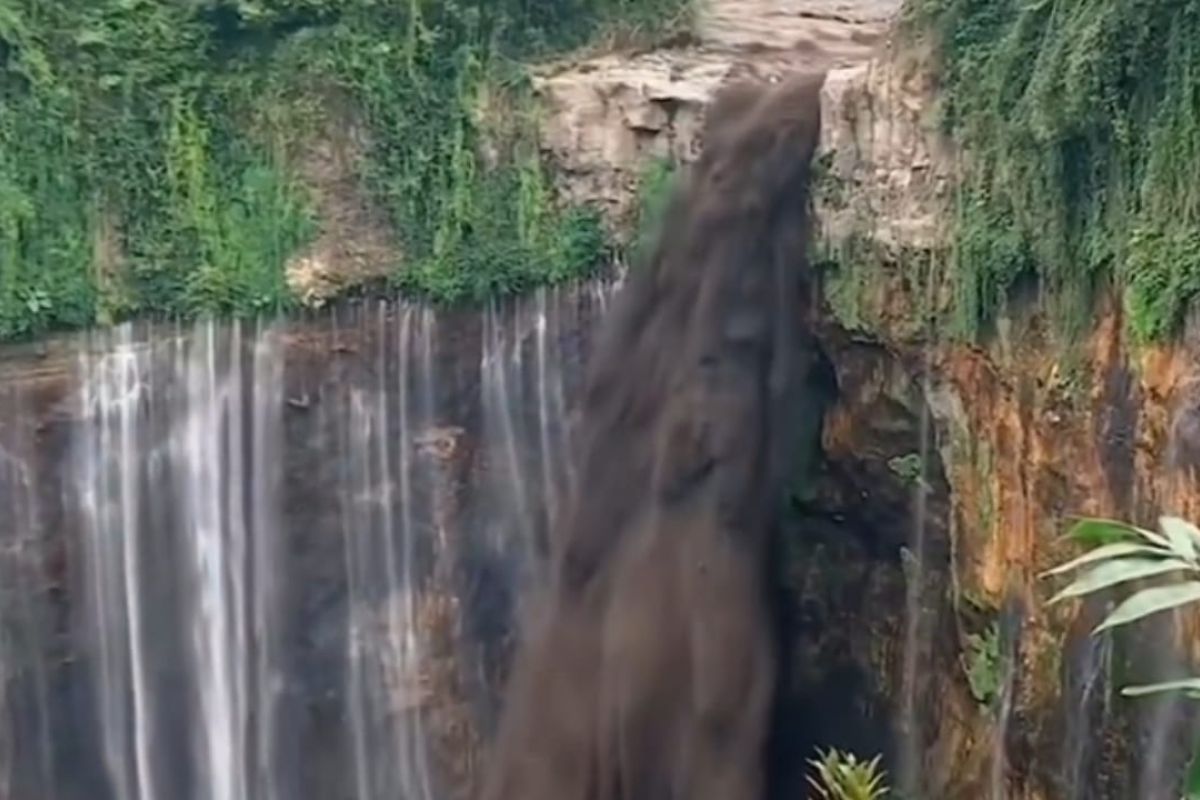 Sejumlah wisman sempat terjebak banjir lahar Gunung Semeru di air terjun Tumpak Sewu