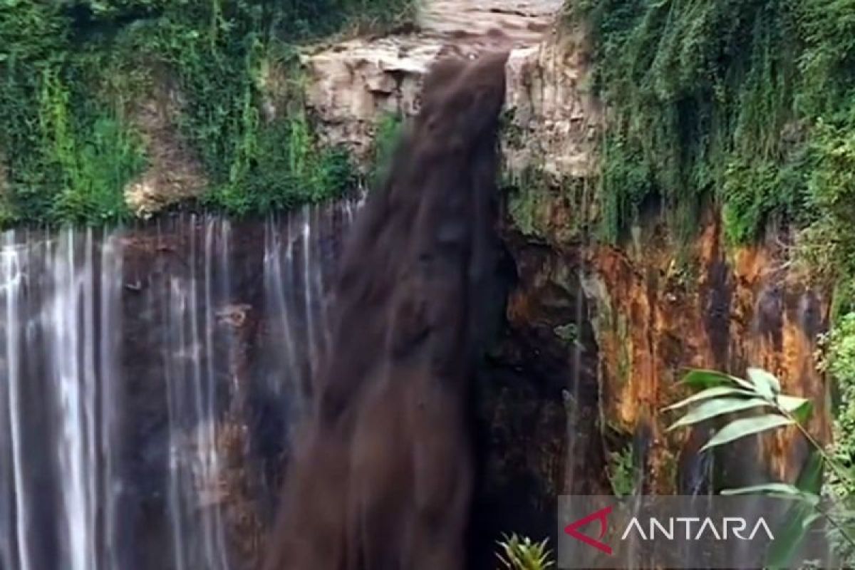 Kunjungi air terjun, sejumlah wisman terjebak banjir lahar Semeru