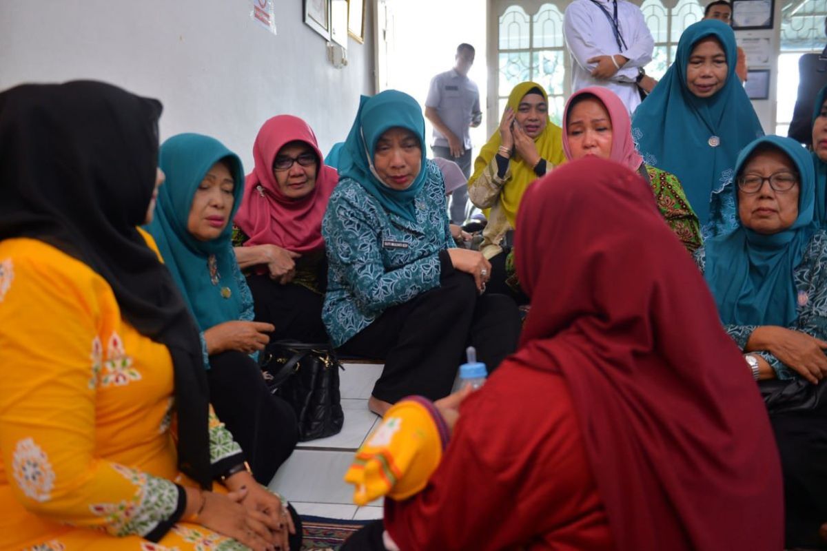 Ketua TP PKK Provinsi Riau motivasi keluarga beranak penderita kanker
