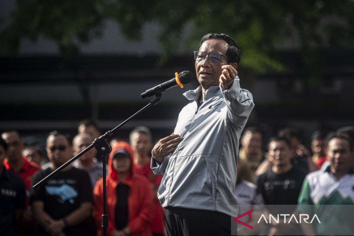 Sepekan, Jokowi-Prabowo makan bakso hingga Mahfud undur diri
