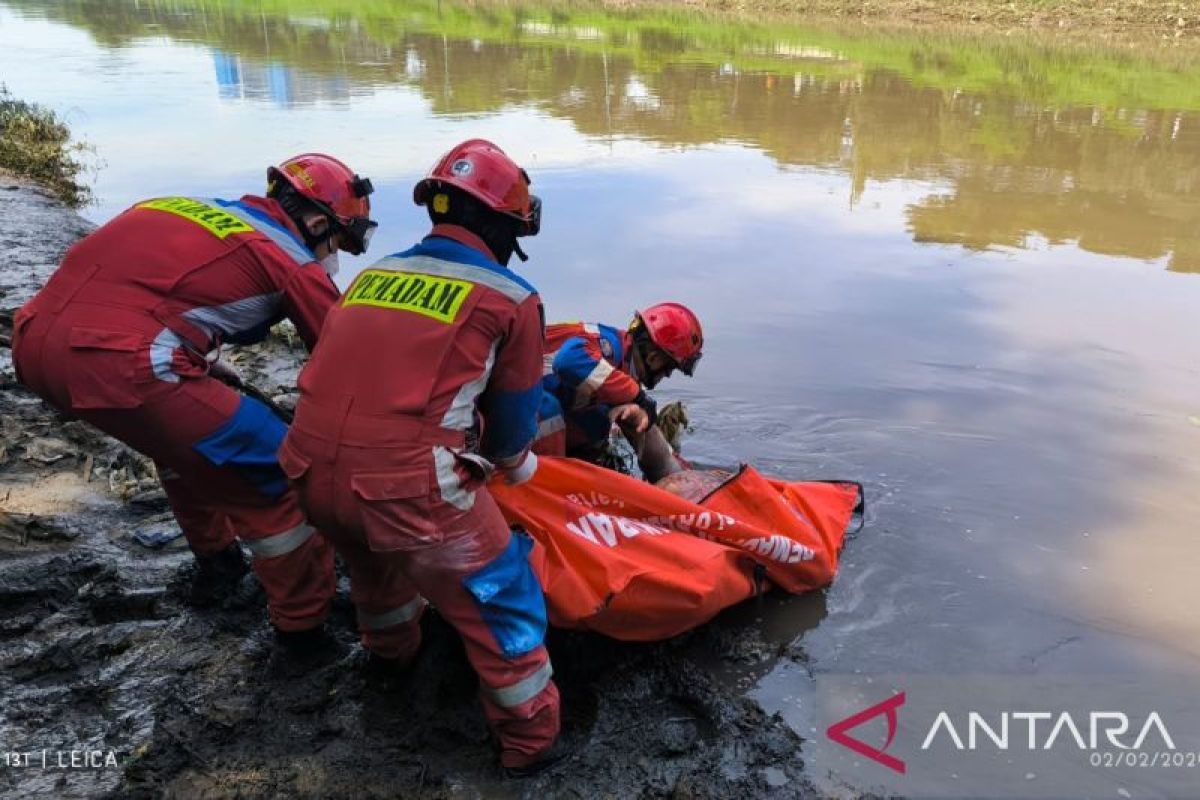 Petugas Damkar temukan seorang pria di Kali KBT Cakung