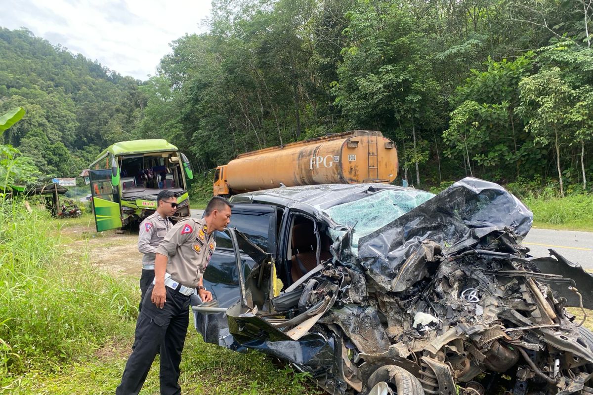 Kecelakaan Bus jurusan Pontianak-Putussibau tewaskan dua orang