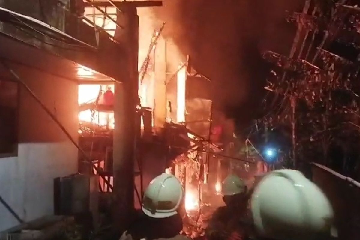 Kontrakan 10 pintu di Kembangan ludes terbakar