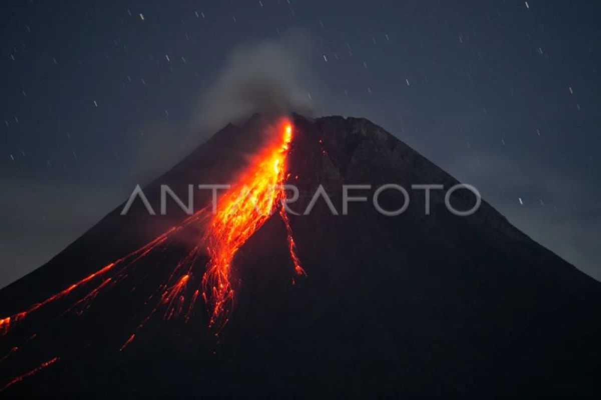 Guguran  lava meluncur empat kali dari Gunung Merapi sejauh 1,2 km