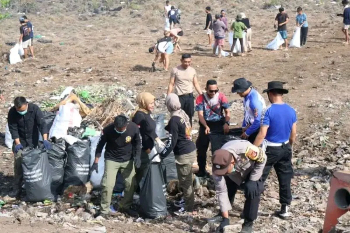 Pemkab Lombok Utara dan TNI-Polri bersihkan sampah di Gili Trawangan NTB