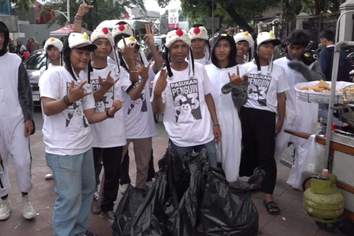 Relawan pungut sampah untuk meriahkan kampanye Ganjar-Mahfud
