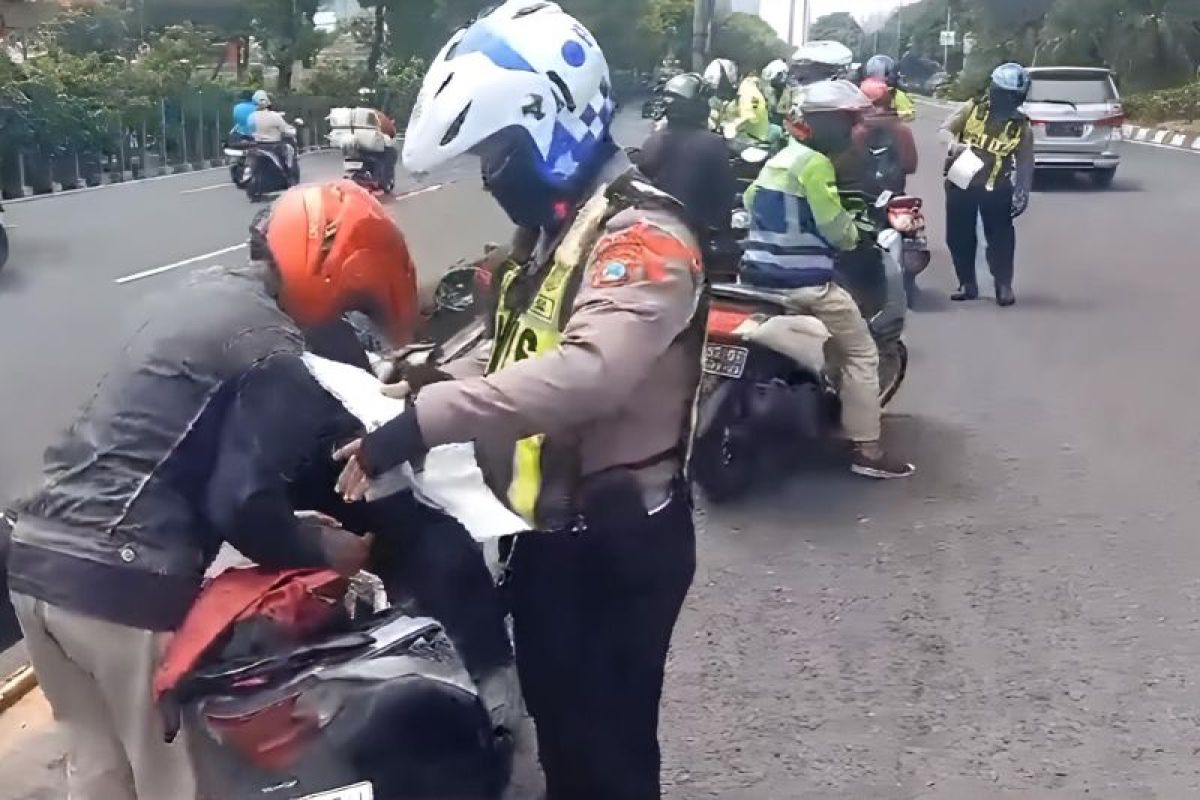 Polisi tilang ratusan pengendara motor lintasi Mayangkara