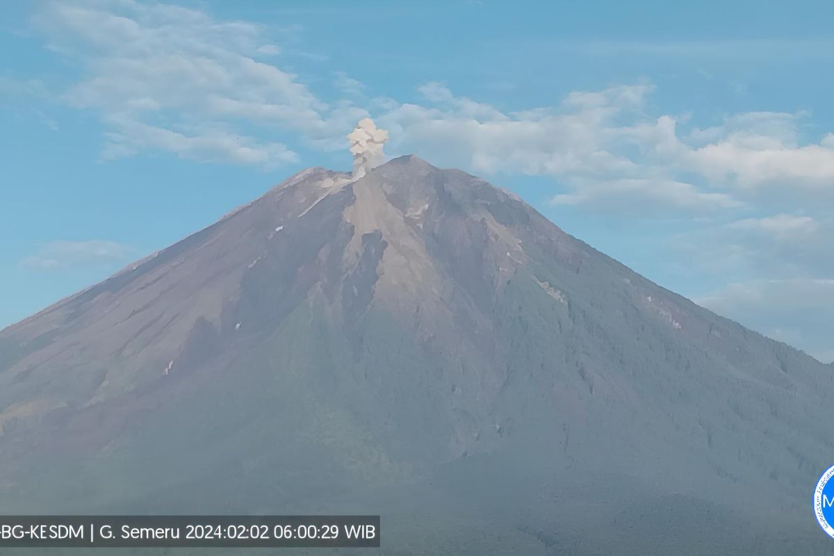 Gunung Semeru memuntahkan abu vulkanik mengarah ke utara