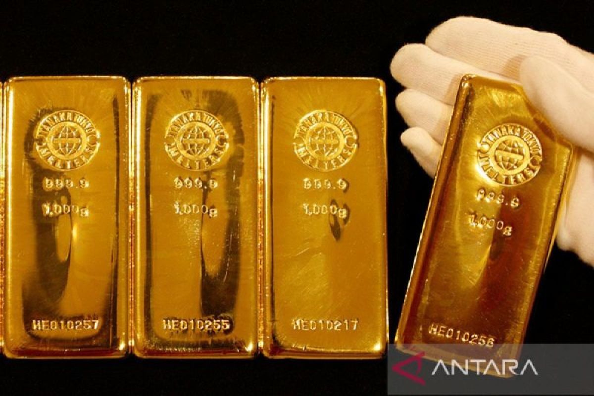 Harga emas batangan Antam hari ini naik Rp8.000 per gram