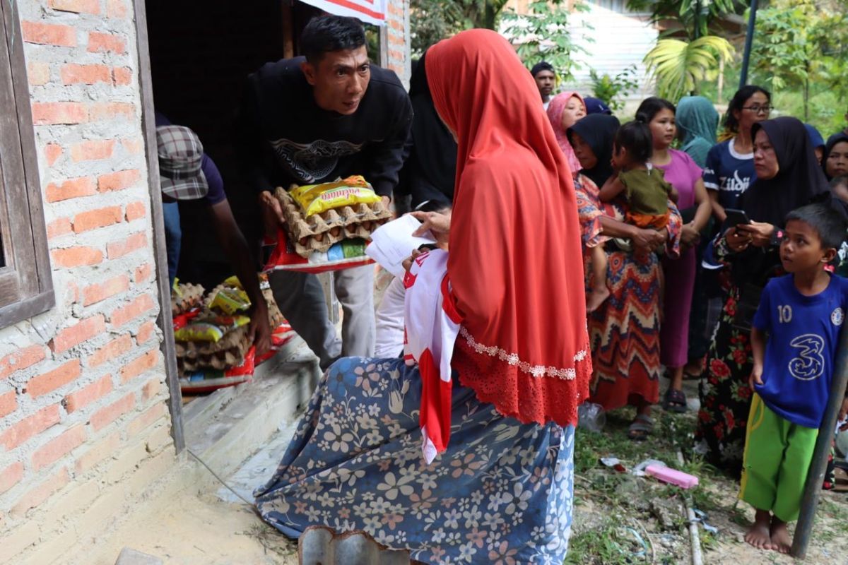 Raja Juli Antoni adakan pasar murah di tujuh kabupaten/kota di Riau