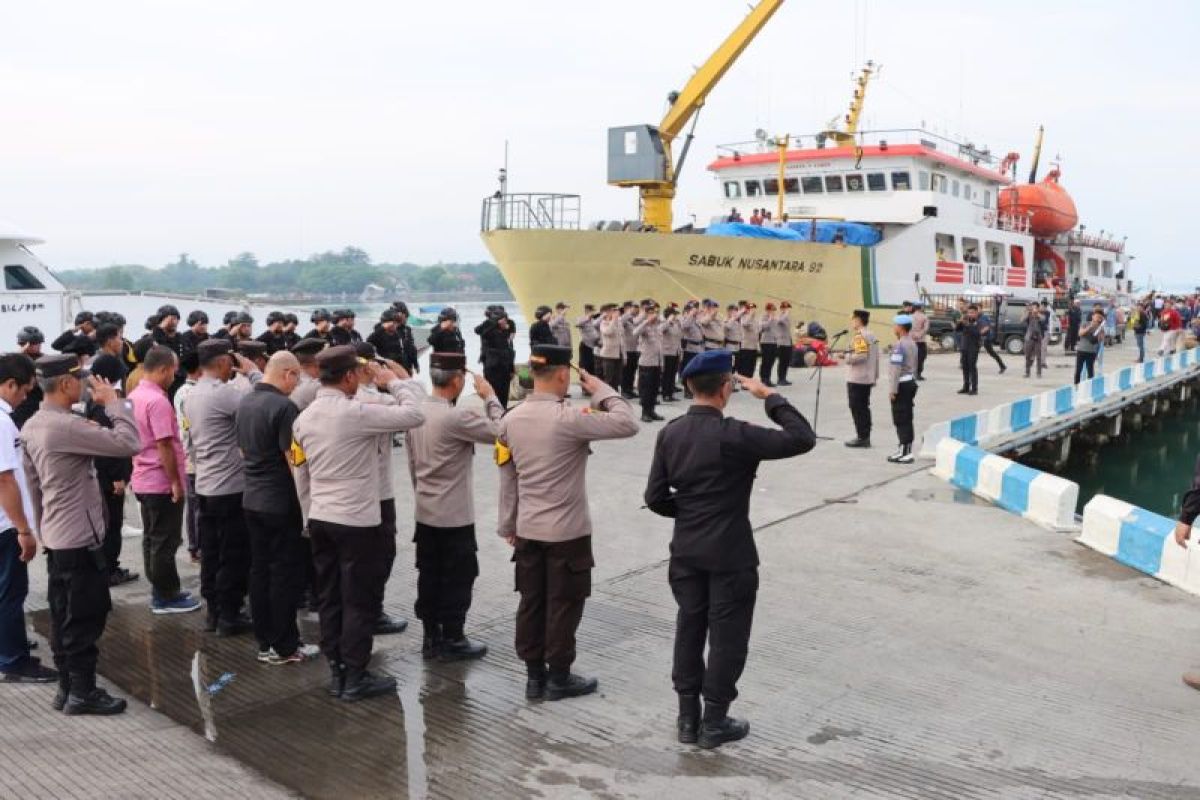 Polres Sumenep berangkatkan 60 personel pam pemilu ke Masalembu