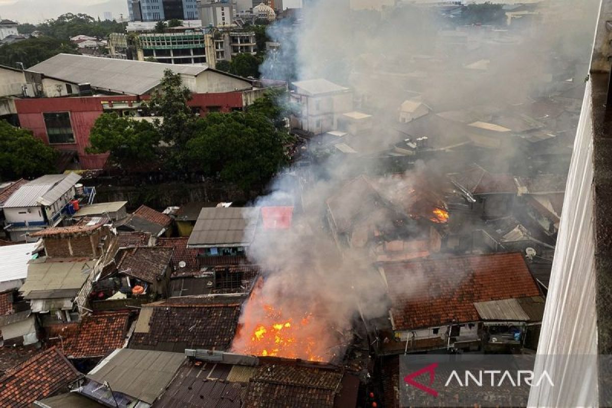 Enam unit Damkar padamkan kebakaran padat penduduk di Braga Bandung