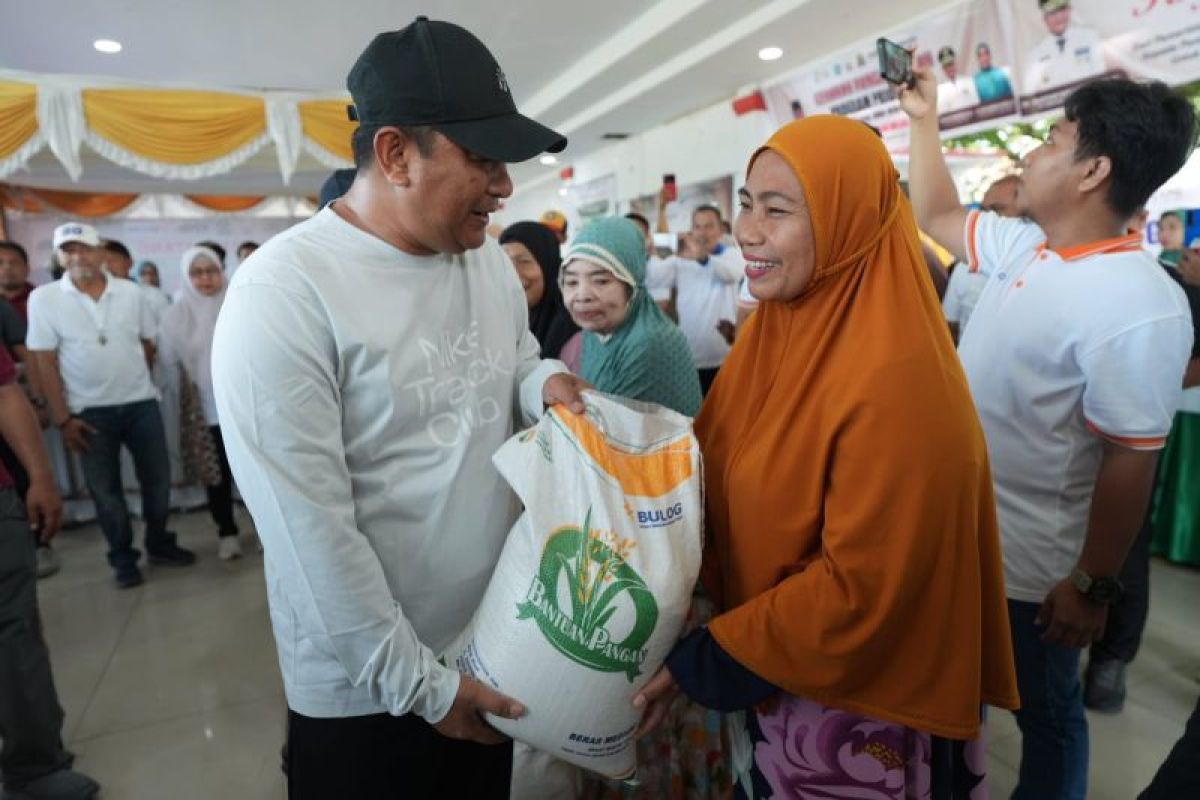 Penjabat Gubernur Sulsel salurkan bantuan pangan Presiden Jokowi untuk warga kurang mampu di Jeneponto