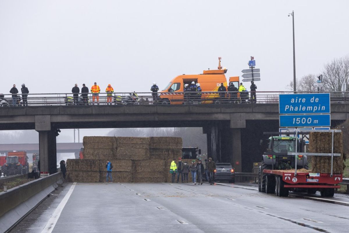 Serikat petani Prancis cabut blokade jalan usai ditawari bantuan baru