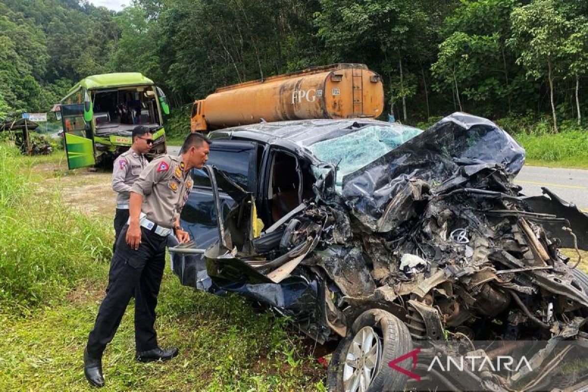 Kecelakaan Bus jurusan Pontianak-Putussibau akibatkan 2 orang tewas