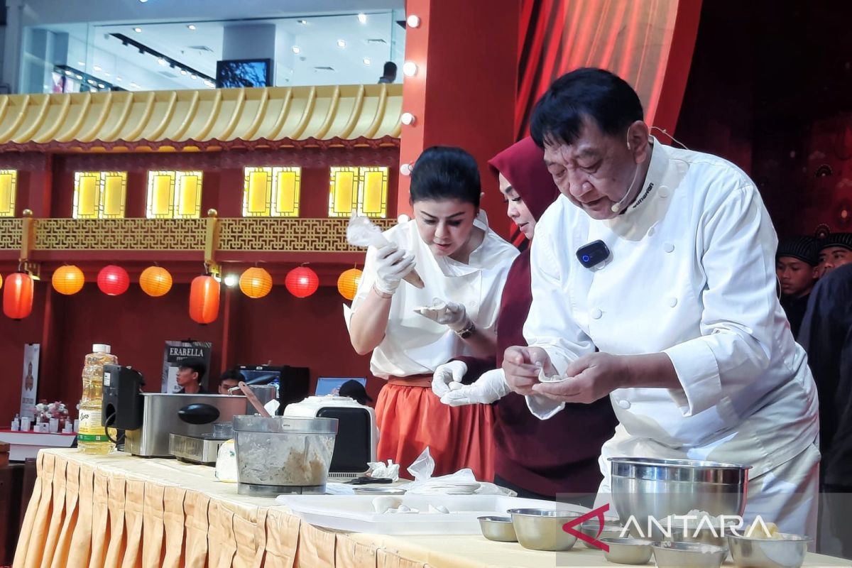 Belajar membuat pangsit bersama Chef Yongki Gunawan untuk Imlek