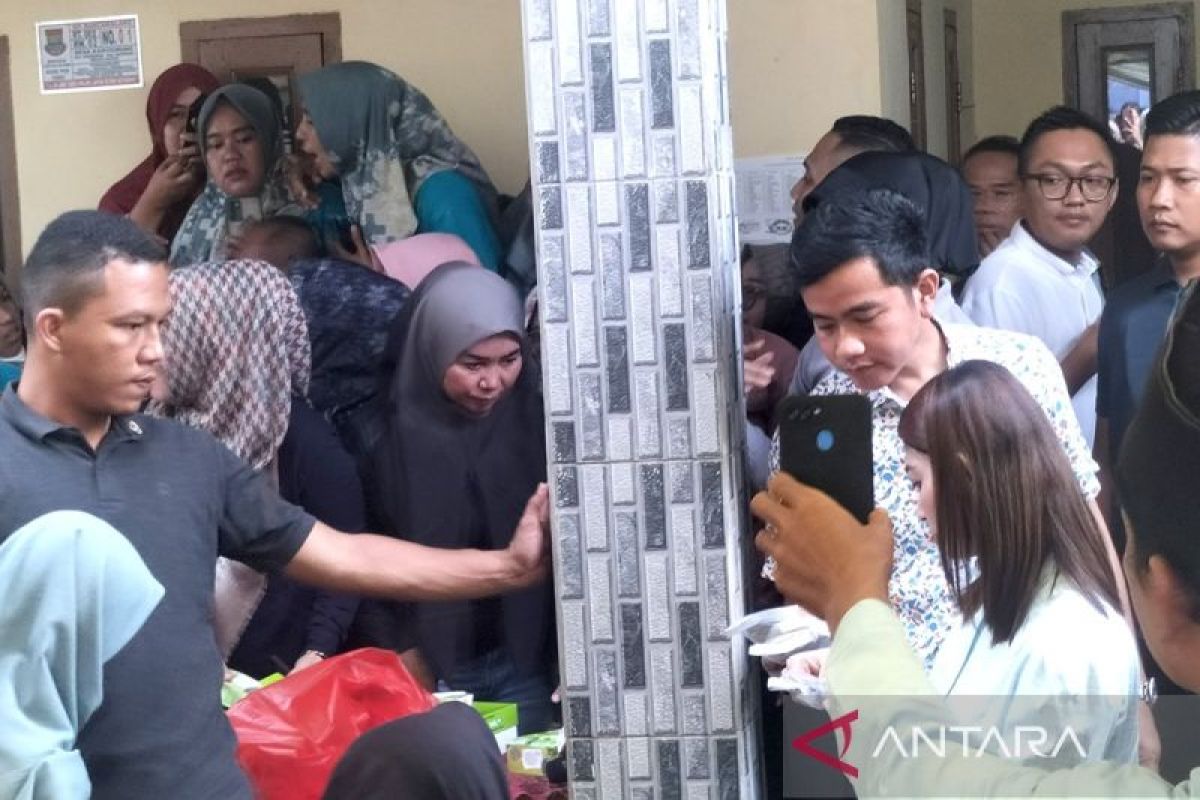 Gibran sapa dan beri paket makanan warga di Desa Kadusirung, Banten