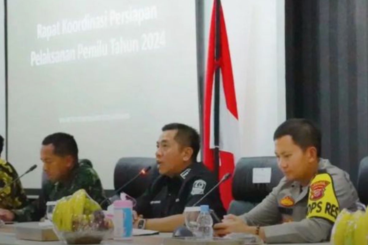 Bupati Karawang ajak unsur pemerintah tertibkan APK di masa tenang