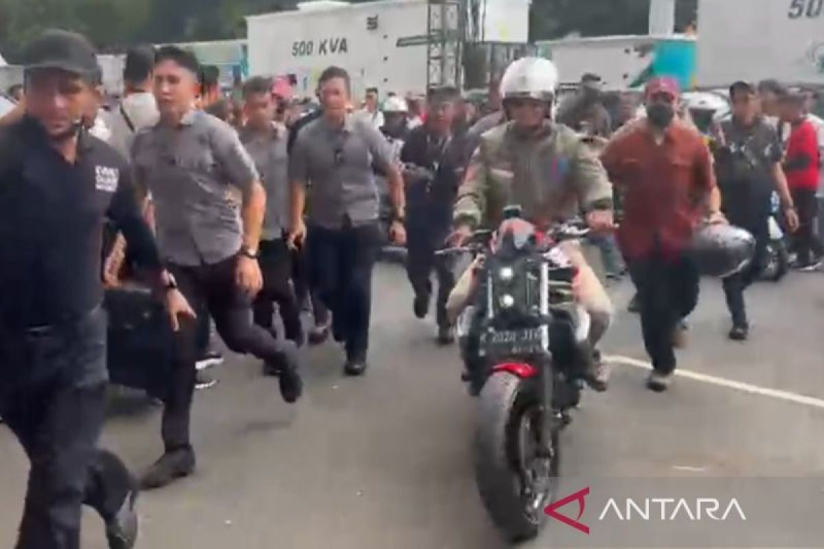 Ganjar hadiri kampanye akbar di GBK dengan mengendarai motor