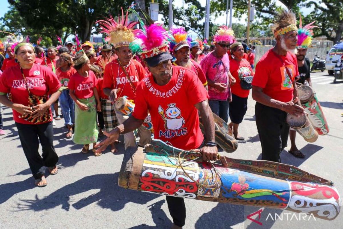 Pawai Budaya HUT Pekabaran Injil Di Papua Barat - ANTARA News