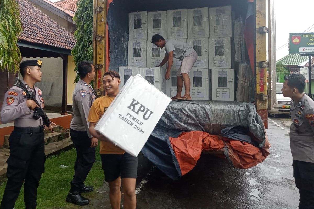 KPU Jepara kirim logistik pemilu ke Karimunjawa