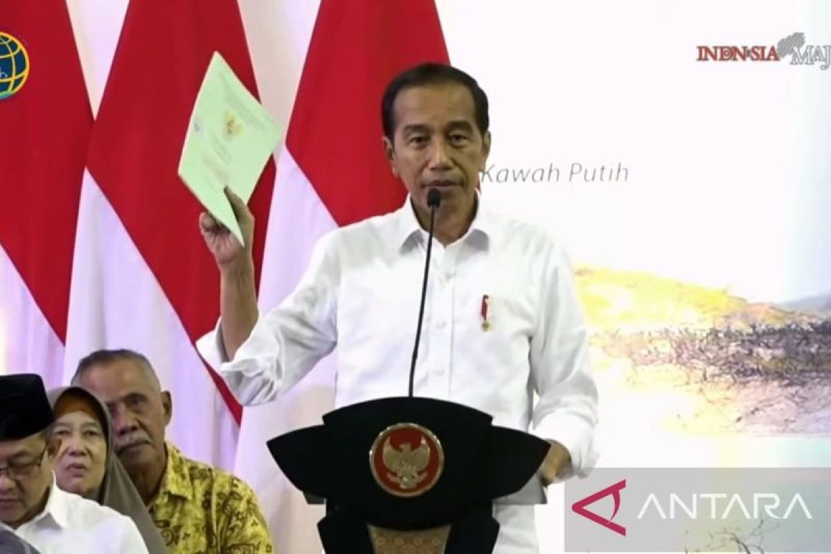 President hands over 3,000 land certificates in Bandung