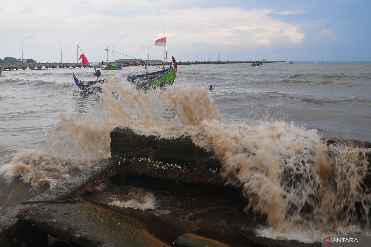 BMKG: Waspadai gelombang empat meter di perairan  kepulauan Sulut