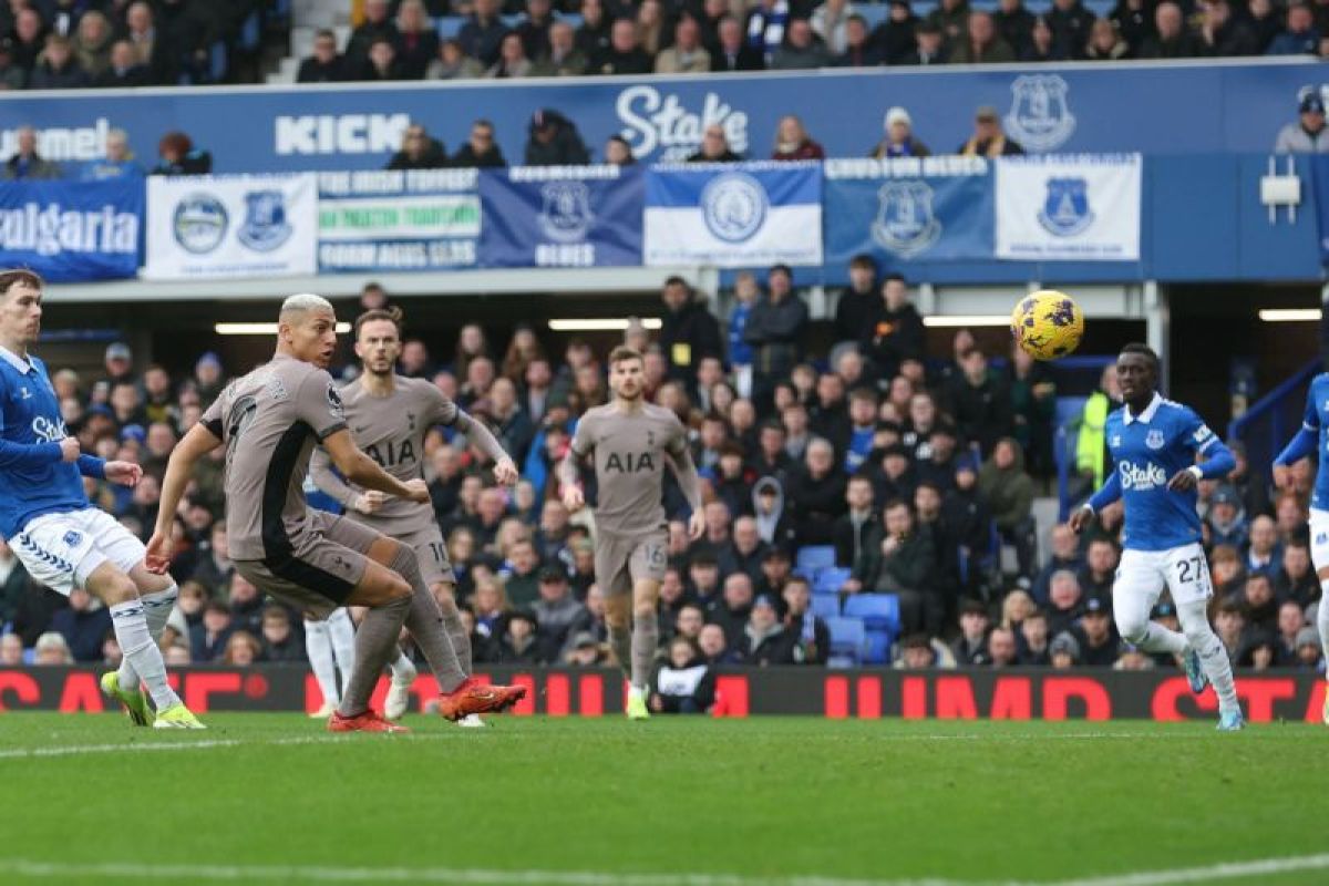 Everton terangkat dari zona degradasi usai imbangi Tottenham Hotspur
