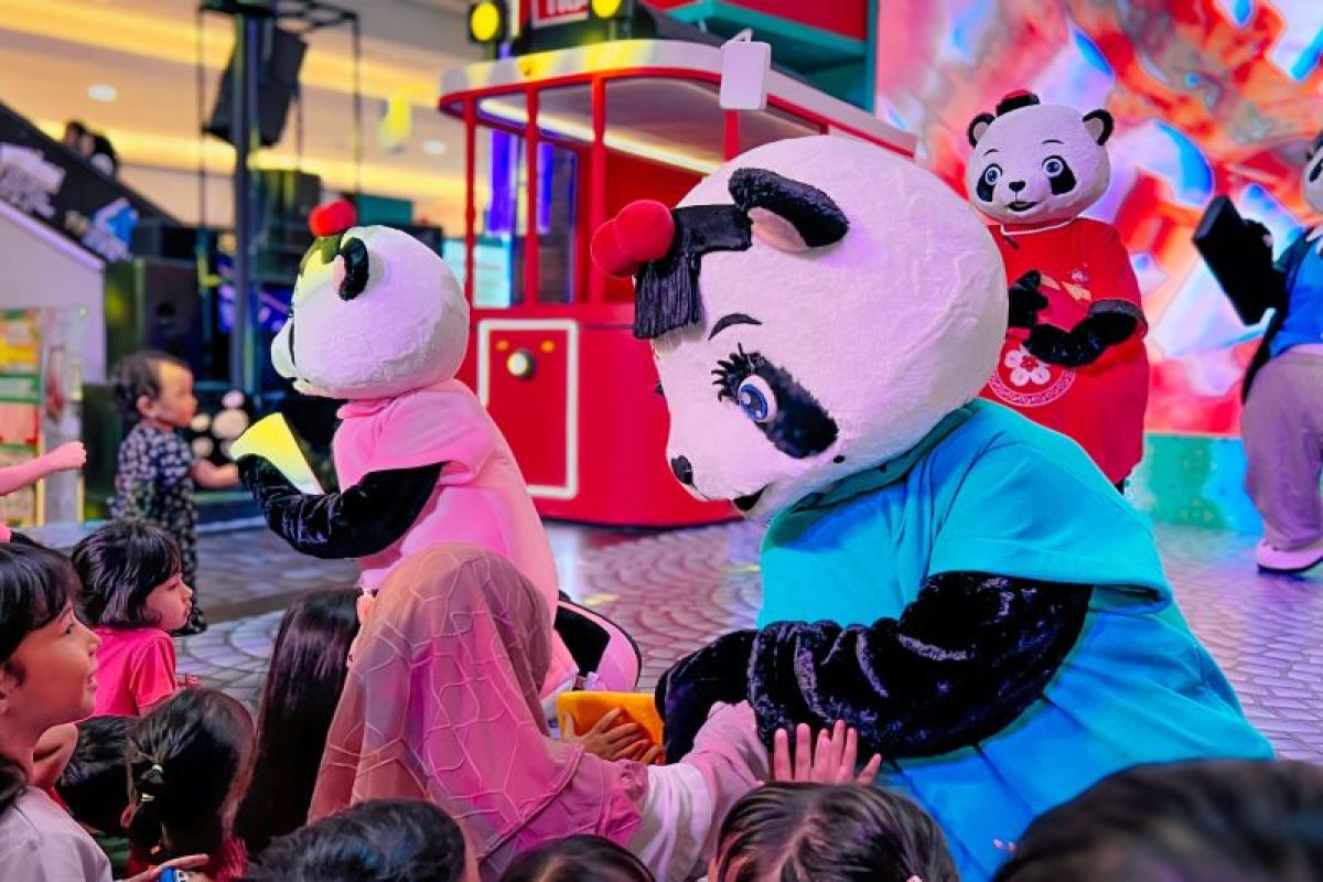 Hoki panda hingga barongsai meriahkan perayaan Imlek di Tangcit Mall