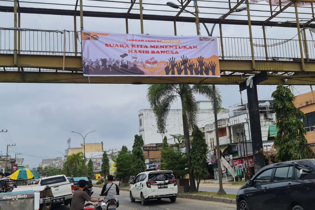 Polisi Rohil pasang spanduk ajakan tidak golput