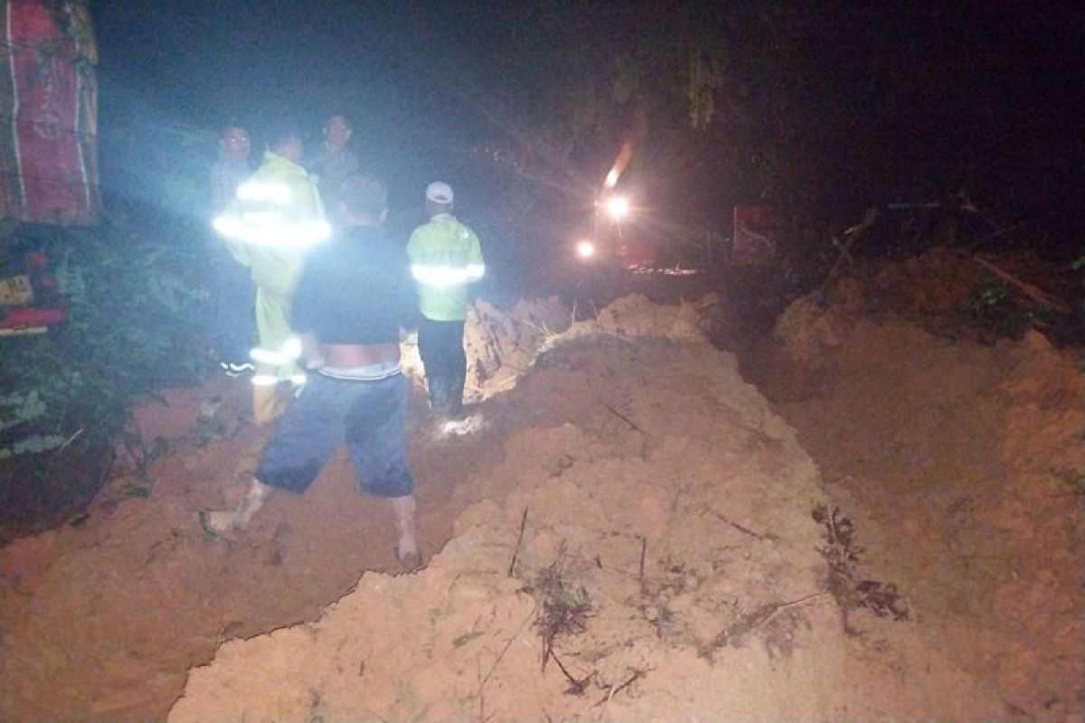 Tim SAR gabungan tangani  longsor di lintas perbatasan Tapanuli Utara