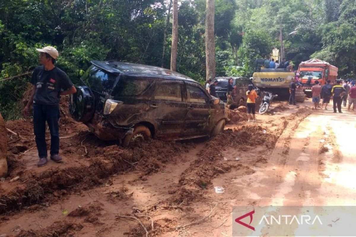 Tiga orang meninggal dunia akibat tanah longsor di Tapanuli Utara